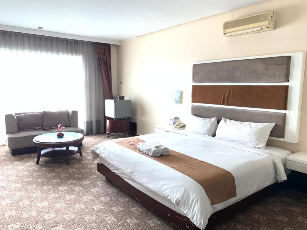 President Executive Club Otel Cikarang Dış mekan fotoğraf
